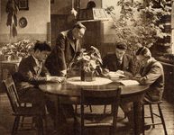 300068 Afbeelding van enkele jongens aan een tafel in een kamer in het Stads-Ambachtskinderhuis en Fundatie van de ...